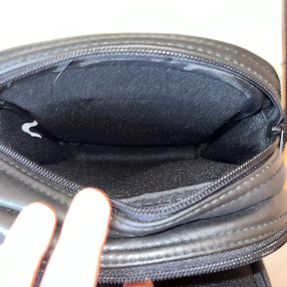 CASE LOGIC Portable CD Carrying Travel Bag Case Black Faux Leather Carry Strap - Picture 9 of 9